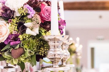 Hochzeitslocation: Blumenarrangements im Festsaal - SCHLOSS LUBEREGG, Emmersdorf-Wachau