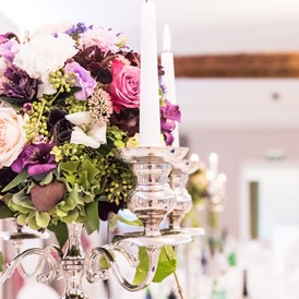 Hochzeitslocation: Blumenarrangements im Festsaal - SCHLOSS LUBEREGG, Emmersdorf-Wachau