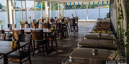 Winterhochzeit - Hamburg-Stadt (Hamburg, Freie und Hansestadt) - Restaurantschiff - Innenansicht mit Catering-Buffet - Alsterlagune