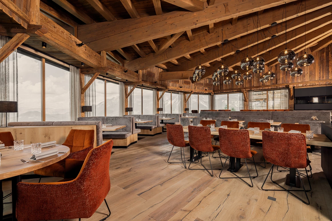 Hochzeitslocation: Unser Panoramarestaurant verzaubert mit unglaublichem Ausblick auf den Wilden Kaiser und das ganze Söllandl-Tal. Wir dürfen uns das ganze Jahr hindurch über bilderbuchhafte Sonnenuntergänge erfreuen, die direkt von unserem Panoramarestaurant zu genießen sind. - jezz AlmResort Ellmau