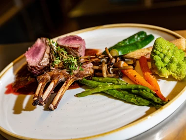 Hochzeitslocation: Wir lieben es euch mit gutem Essen zu verwöhnen und bieten euch hochwertige alpine Fine-Dining Küche - zubereitet mit viel Herzblut von unserem einzigartigem Küchenteam. - jezz AlmResort Ellmau
