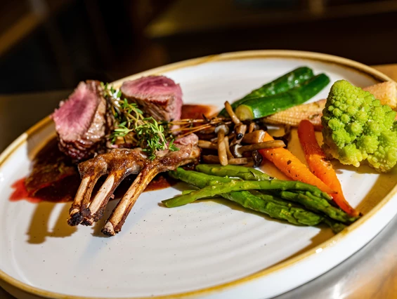 Hochzeitslocation: Wir lieben es euch mit gutem Essen zu verwöhnen und bieten euch hochwertige alpine Fine-Dining Küche - zubereitet mit viel Herzblut von unserem einzigartigem Küchenteam. - jezz AlmResort Ellmau