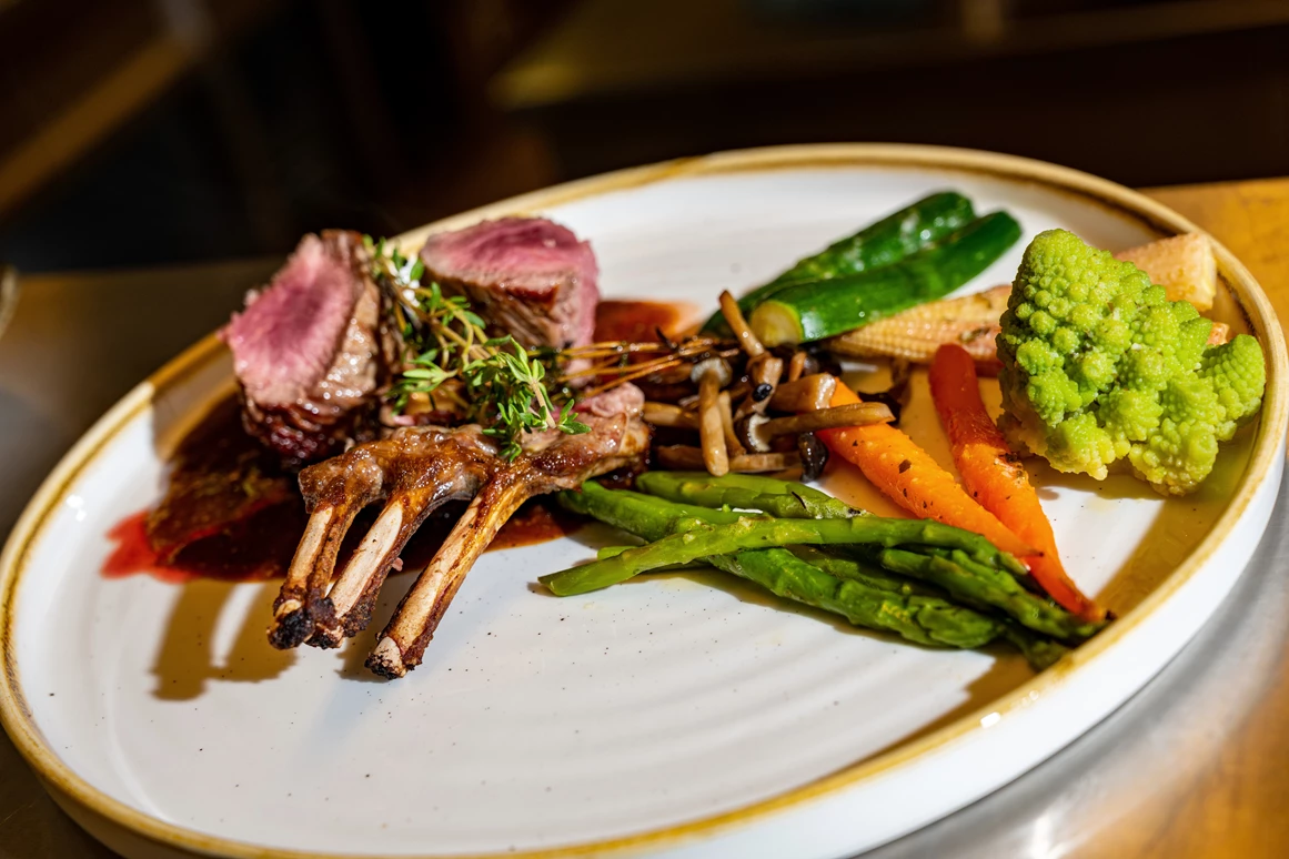 Hochzeitslocation: Wir lieben es euch mit gutem Essen zu verwöhnen und bieten euch hochwertige alpine Fine-Dining Küche - zubereitet mit viel Herzblut von unserem einzigartigem Küchenteam. - jezz AlmResort Ellmau