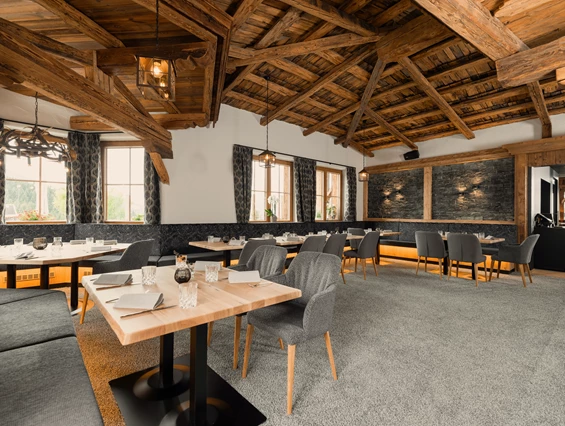 Hochzeitslocation: Edles, einfangendes Stüberl für bis zu 80 Personen. Gebaut wie ein uriger "Almstadel". Sehr edel und gemütlich eingerichtet. Der Teppichboden und das Interior verleihen dem Raum einen besonderen Glanz. - jezz AlmResort Ellmau