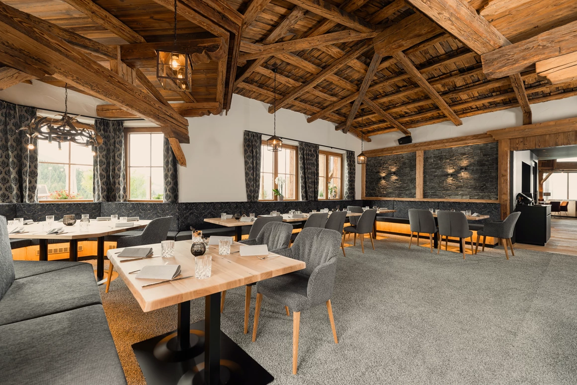 Hochzeitslocation: Edles, einfangendes Stüberl für bis zu 80 Personen. Gebaut wie ein uriger "Almstadel". Sehr edel und gemütlich eingerichtet. Der Teppichboden und das Interior verleihen dem Raum einen besonderen Glanz. - jezz AlmResort Ellmau