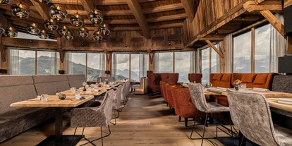 Winterhochzeit - Österreich - Unser Panoramarestaurant bietet in der Mitte ein komplett flexibles Element welches je nach Bedarf und Anlass verändert oder herausgenomen werden kann, bspw. um eine Tanzfläche zu schaffen. - jezz AlmResort Ellmau