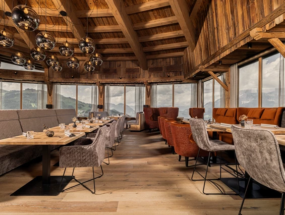 Hochzeitslocation: Unser Panoramarestaurant bietet in der Mitte ein komplett flexibles Element welches je nach Bedarf und Anlass verändert oder herausgenomen werden kann, bspw. um eine Tanzfläche zu schaffen. - jezz AlmResort Ellmau