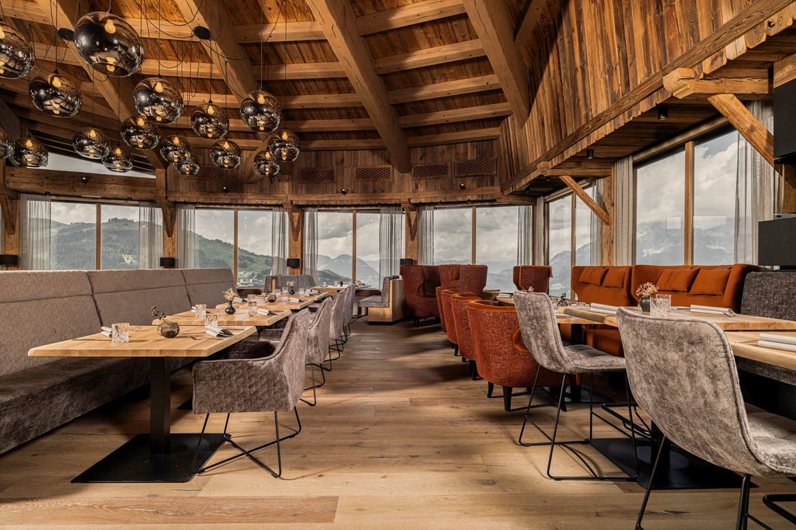 Hochzeitslocation: Unser Panoramarestaurant bietet in der Mitte ein komplett flexibles Element welches je nach Bedarf und Anlass verändert oder herausgenomen werden kann, bspw. um eine Tanzfläche zu schaffen. - jezz AlmResort Ellmau