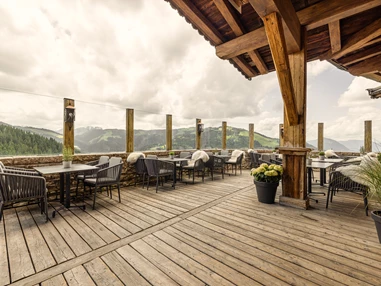 Hochzeitslocation: Unsere große Sonnenterrasse bietet ausreichend Platz für gemeinsame Stunden und verwöhnt mit atemberaubendem Weitblick. - jezz AlmResort Ellmau
