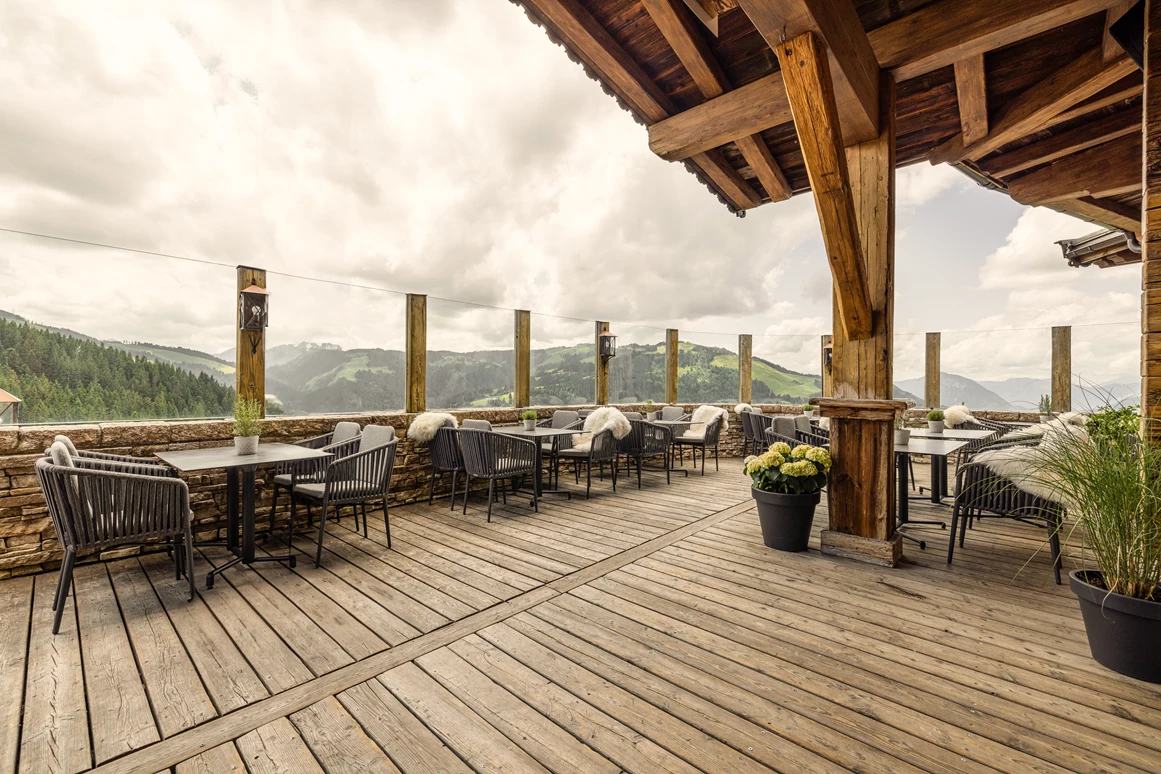 Hochzeitslocation: Unsere große Sonnenterrasse bietet ausreichend Platz für gemeinsame Stunden und verwöhnt mit atemberaubendem Weitblick. - jezz AlmResort Ellmau