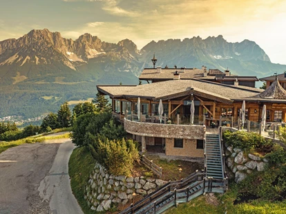 Winterhochzeit - Bezirk Kufstein - Unsere jezz Alm: einzigartig in Alleinlage gelegen mit grandiosem Blick auf das Bergmassiv des Wilden Kaisers und das ganze Söllandl. Wir genießen das ganze Jahr über Sonnenschein und liegen im Winter direkt an der Skipiste (Skiwelt Wilder Kaiser). - jezz AlmResort Ellmau