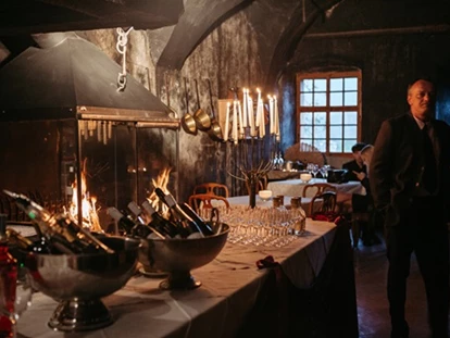 Winterhochzeit - Art der Location: Schloss - "Selchkuchl" ein unvergleichbarer Ort, der Geschichte erzählt. - Hochzeitslocation Castel Katzenzungen