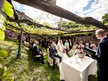 Winterhochzeit - Art der Location: Schloss - Natur ist Liebe. 
Wo könnte man schöner die Liebe zelebrieren als unter unseren Reben, direkt am Castel.
Wir können also In- und Outdoor Wedding - Hochzeitslocation Castel Katzenzungen