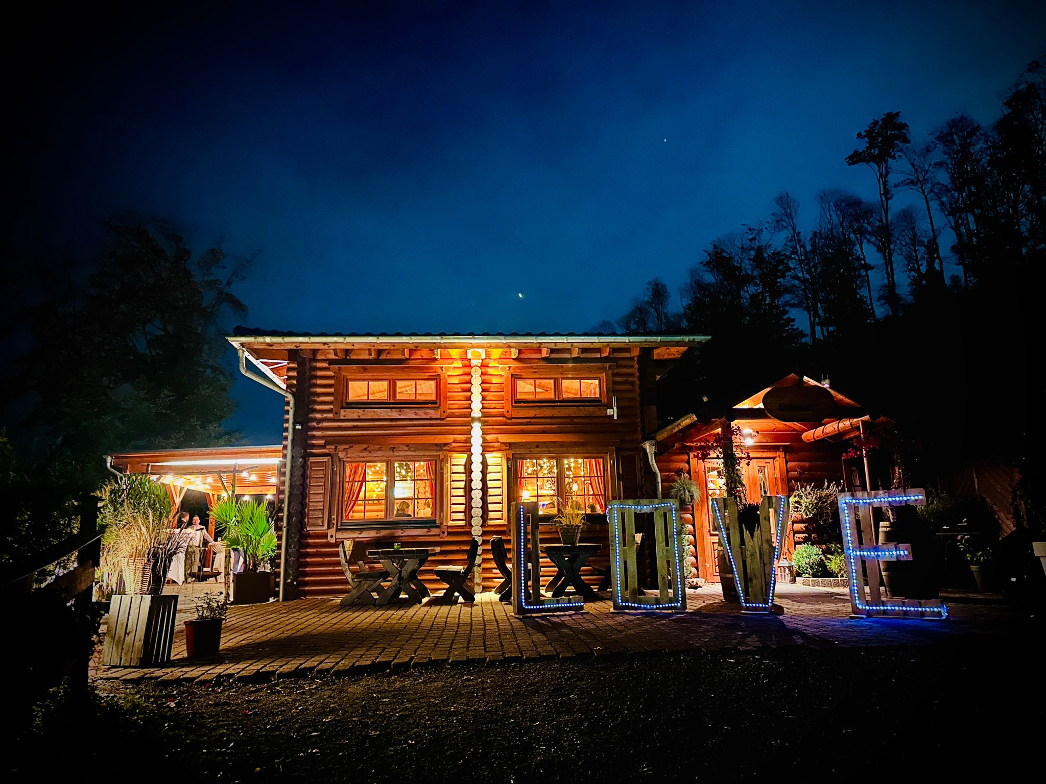 Winterhochzeit - Nordrhein-Westfalen - Auf Wunsch stellen wir euch den beleuchteten Schriftzug "Love" zur Verfügung. - Brilons Kurparkhütte