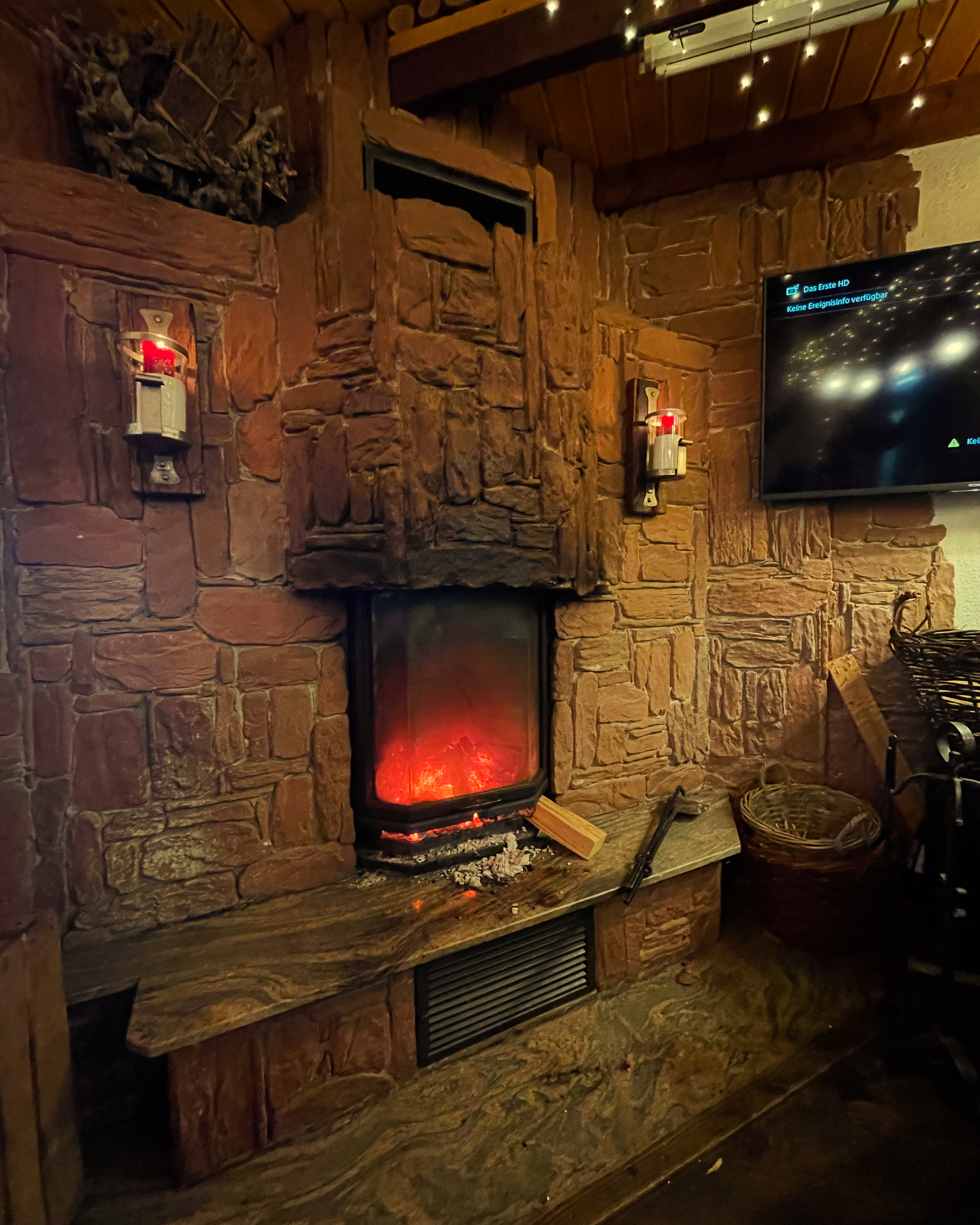 Hochzeitslocation: Im Winter sorgt ein Kamin für wohlige Wärme! - Brilons Kurparkhütte