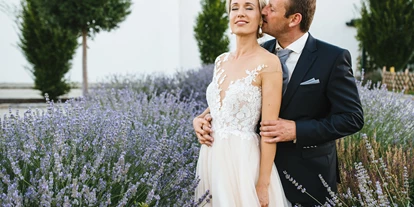 Winterhochzeit - Mistelbach (Mistelbach) - Der Schlossgarten bietet zahlreiche verträume Plätze für unvergessliche Brautpaarfotos. - Schloss Raggendorf