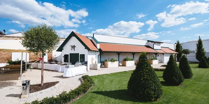 Winterhochzeit - Mistelbach (Mistelbach) - Ein Outdoor-Buffet bei strahlendem Himmel. - Schloss Raggendorf