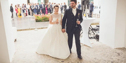 Winterhochzeit - Mistelbach (Mistelbach) - Sektempfang im Innenhof - Schloss Raggendorf