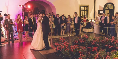 Winterhochzeit - Mistelbach (Mistelbach) - Tanzparkett im Innenhof - Schloss Raggendorf