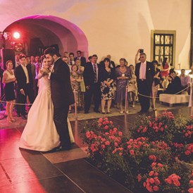 Hochzeitslocation: Tanzparkett im Innenhof - Schloss Raggendorf