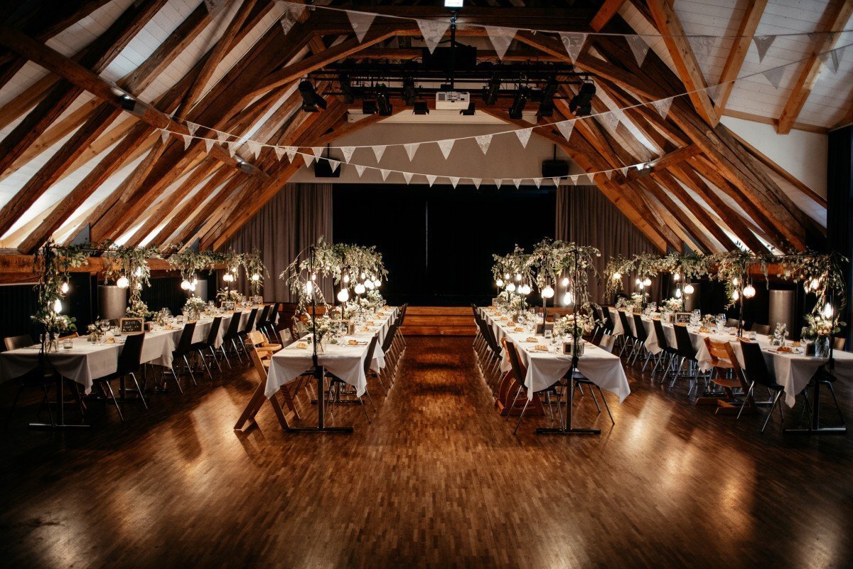 Winterhochzeit - nächstes Hotel - Gemütlich und festlich im grossen Saal - Reberhaus Bolligen
