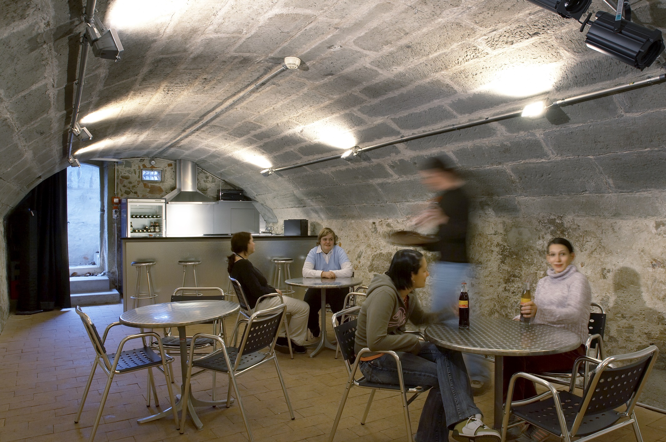 Winterhochzeit - nächstes Hotel - Der gemütliche Gewölbekeller mit Bar – ideal zum Tanzen, für Karaoke oder einfach zum Beisammensein.  - Reberhaus Bolligen