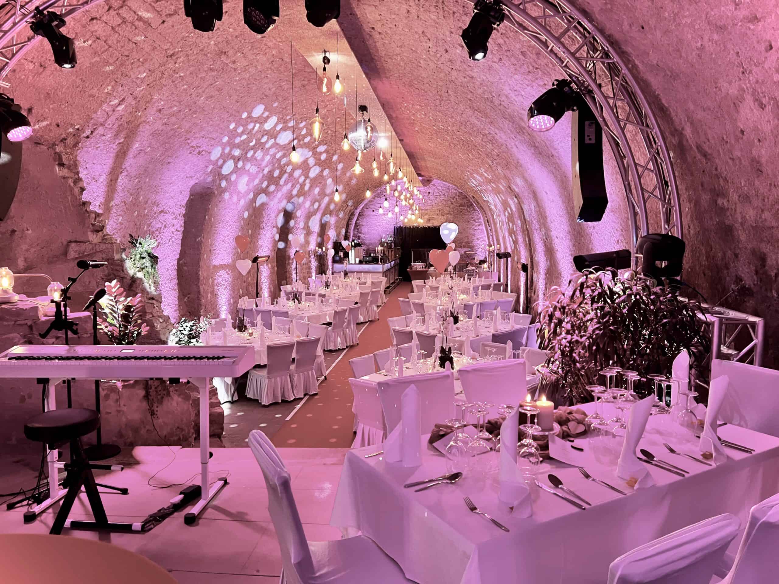 Winterhochzeit - Umgebung: in den Bergen - Gewölbekeller  - KONRAD2 auf der Klosterruine Limburg