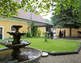 Hochzeitslocation: Liebevoll angelegter Garten auf Schloss Mühldorf in Oberösterreich. - Schloss Mühldorf