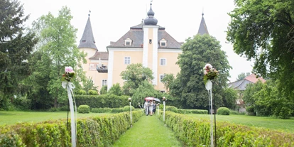 Winterhochzeit - Neumarkt im Mühlkreis - Der lange Gang im Grünen lädt zum Genießen ein. - Schloss Mühldorf