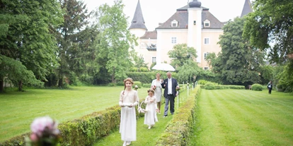 Winterhochzeit - Neumarkt im Mühlkreis - Der lange Gang im Grünen lädt zum Genießen ein. - Schloss Mühldorf