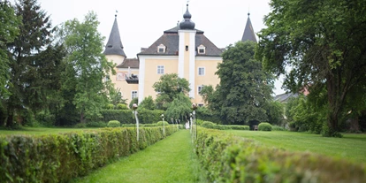Winterhochzeit - Neumarkt im Mühlkreis - Der lange Gang im Grünen lädt zum Genießen ein. - Schloss Mühldorf