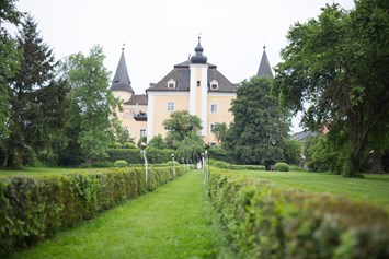 Hochzeitslocation: Der lange Gang im Grünen lädt zum Genießen ein. - Schloss Mühldorf