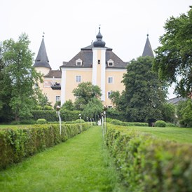 Hochzeitslocation: Der lange Gang im Grünen lädt zum Genießen ein. - Schloss Mühldorf