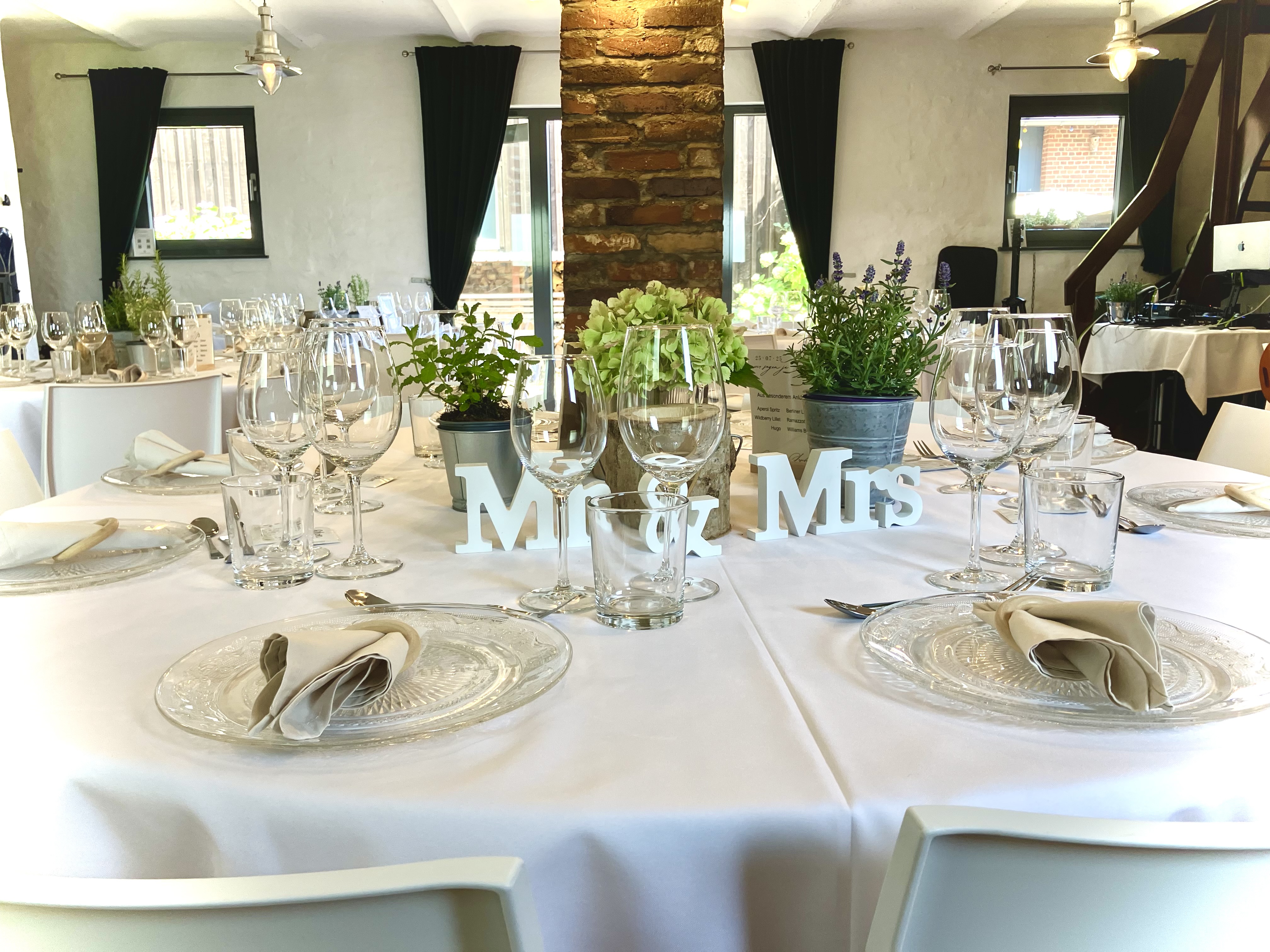 Hochzeitslocation: Dekoration Kräuter beige - XS Events im Weidehof