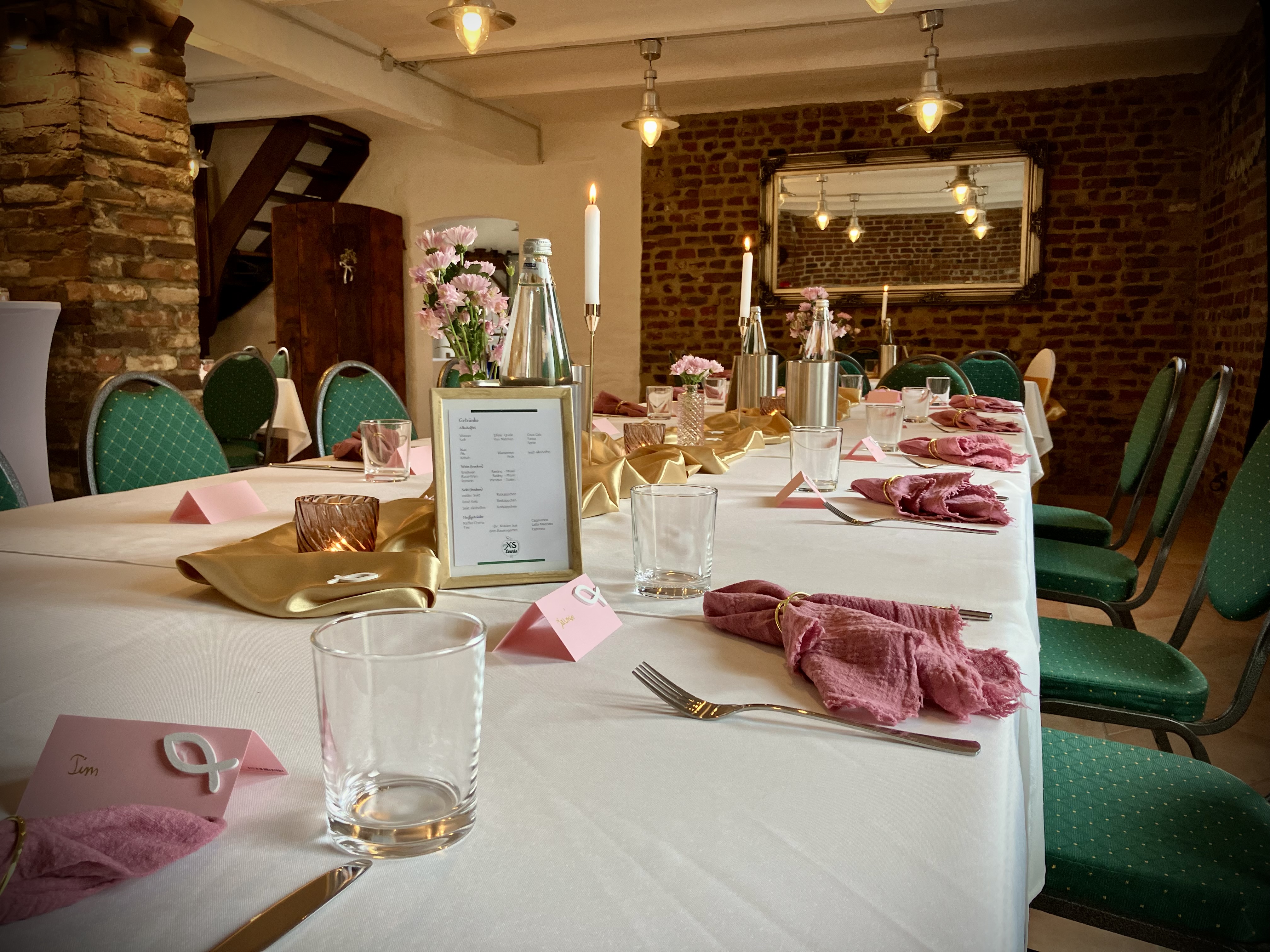Hochzeitslocation: Dekoration rosa/gold - XS Events im Weidehof