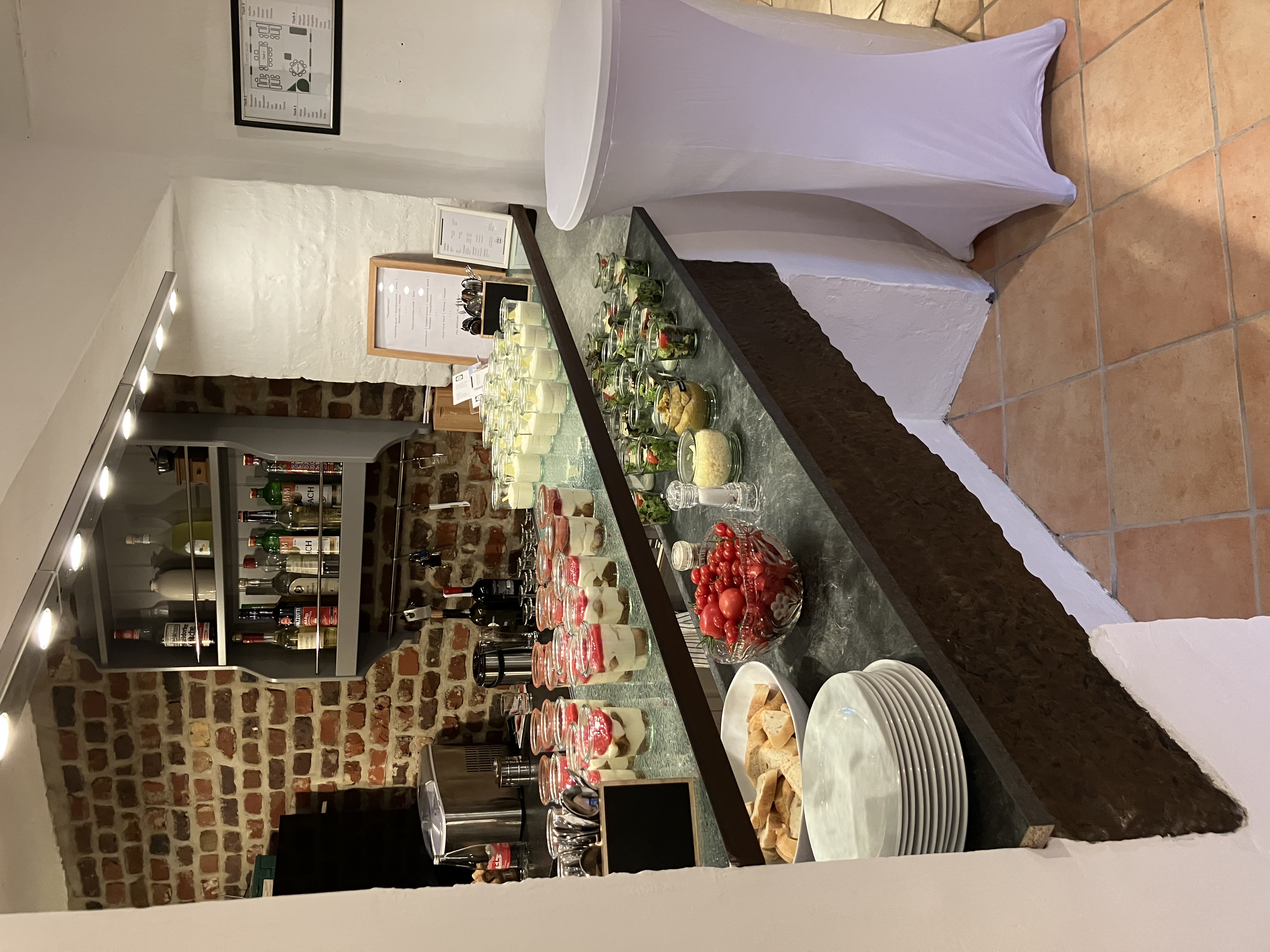 Hochzeitslocation: Buffet im Vorraum - XS Events im Weidehof