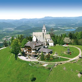 Hochzeitslocation: Luftbild vom Gipfel des Magdalensberges mit Kirche und Gipfelhaus - Gipfelhaus Magdalensberg