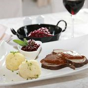 Hochzeitslocation: Junghirschbraten in Rotweinsauce mit Kartoffelknödel, Apfelrotkraut und Preiselbeeren - Gipfelhaus Magdalensberg