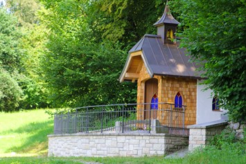 Hochzeitslocation: Unsere kleine Kapelle die nur wenige Autominuten entfernt, versteckt am rande des Waldes steht. - Der Schützenwirt