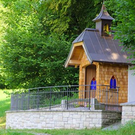 Hochzeitslocation: Unsere kleine Kapelle die nur wenige Autominuten entfernt, versteckt am rande des Waldes steht. - Der Schützenwirt
