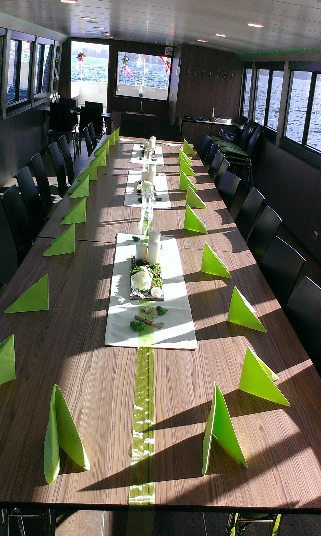 Hochzeitslocation: Dekorationsvariante im Salon unter Deck - Mondsee Schifffahrt Hemetsberger