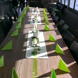 Hochzeitslocation: Dekorationsvariante im Salon unter Deck - Mondsee Schifffahrt Hemetsberger