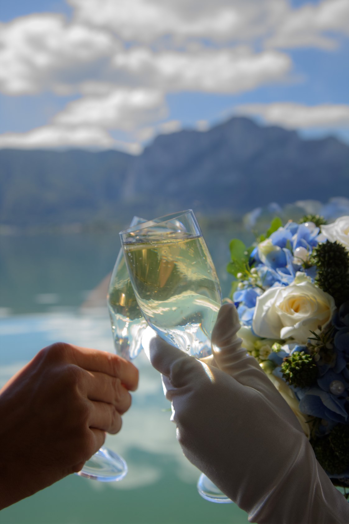 Hochzeitslocation: Gratulation nach der Trauung an Bord - Mondsee Schifffahrt Hemetsberger
