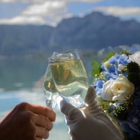 Hochzeitslocation: Gratulation nach der Trauung an Bord - Mondsee Schifffahrt Hemetsberger