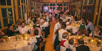 Winterhochzeit - Tirol - Feiern bis in die späten Abendstunden im Gasthaus Planötzenhof in Innsbruck.
Foto © blitzkneisser.com - Gasthaus Planötzenhof