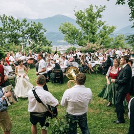 Hochzeitslocation: Heiraten im Freien - im Gasthaus Planötzenhof in Innsbruck.
Foto © blitzkneisser.com - Gasthaus Planötzenhof
