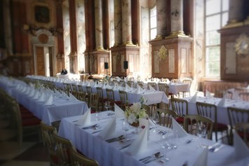 Hochzeitslocation: Der Marmorsaal gedeckt für eine Hochzeit - Stift St. Florian