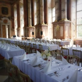 Hochzeitslocation: Der Marmorsaal gedeckt für eine Hochzeit - Stift St. Florian