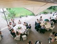 Hochzeitslocation: Hochzeitstafel im Freien auf Schloss Pienzenau, Südtirol. 
Foto © blitzkneisser.com - Schloss Pienzenau