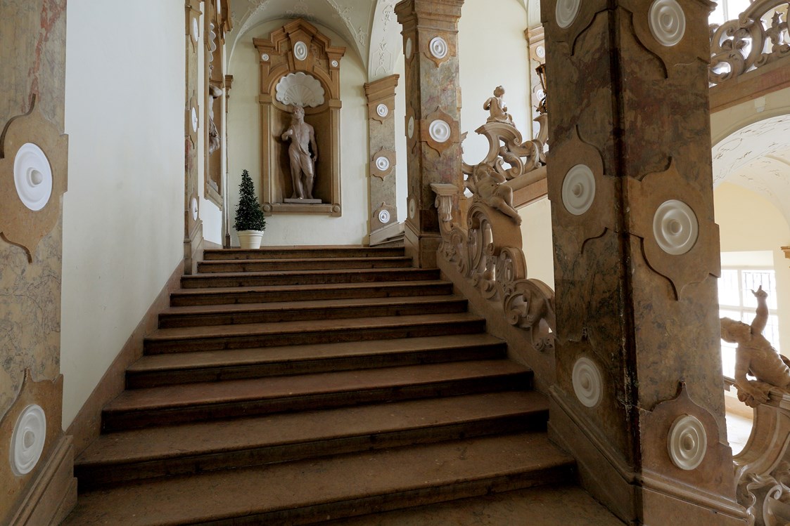 Hochzeitslocation: "Staircase to heaven": Nur wenige Schritte über die mit Putten und Skulpturen verzierte Marmorstiege trennen das Brautpaar jetzt noch vom Ja-Wort!  - Schloss Mirabell